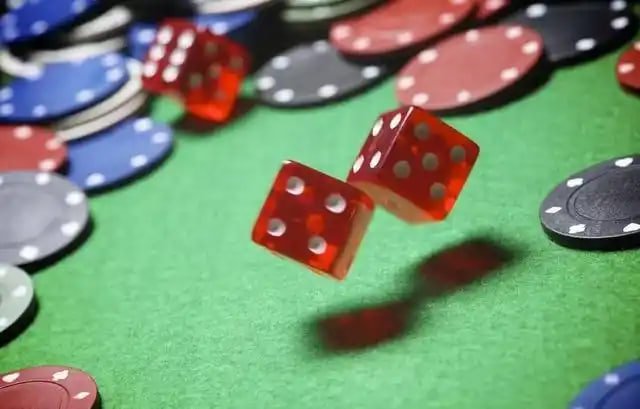Tampilan sesi live dealer Relax Gaming dengan dealer profesional dan multi-kamera studio togel login